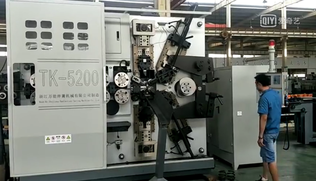 工人(ren)操作彈簧(huáng)制造機流(liú)程 工(gong)人操作彈(dan)簧制造機(jī)流程