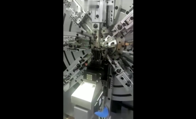 展會(huì)現場演示(shì)制造拉簧(huang)過程 展會(hui)現場演示(shi)制造拉簧(huang)過程